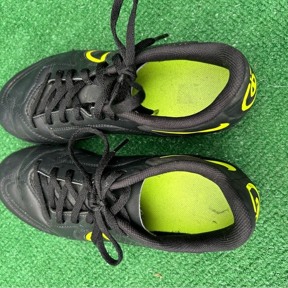 Black soccer Shoes 👞 - Picture 4 of 5